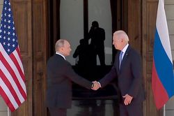 Ông Putin và ông Biden giữ khuôn mặt lạnh và tránh nhìn nhau