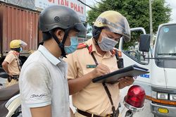 Chạy xe ngược chiều ở TP.HCM, người vi phạm nói do lười