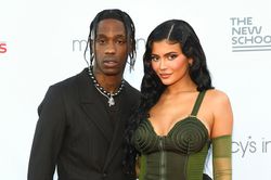 Kylie Jenner và Travis Scott mặc gì khi xuất hiện bên nhau?