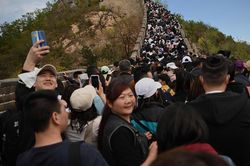 Du khách Trung Quốc chen chúc, la lối ở các điểm du lịch