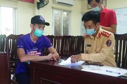 Hà Nội: Tài xế cầm gậy sắt đe dọa lái xe khác bị phạt 11 triệu đồng