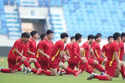 Việt Nam vào vòng loại thứ ba: Những 'đêm trắng' cùng bóng đá