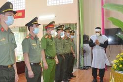 Bà nội và bố cùng mất ở quê, chiến sỹ cảnh sát cơ động chịu tang nơi chống dịch