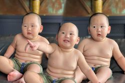 Con trai út Trà My idol khoe body '6 múi', netizens thi nhau đòi 'cắn' vì quá đáng yêu