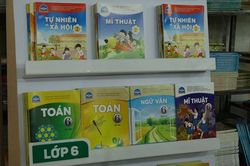Sách giáo khoa mới giá cao gấp đôi sách cũ