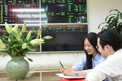 Chứng khoán hôm nay (25/5): VN-Index tăng vượt ngưỡng kỹ thuật nhờ dòng tiền 'phóng khoáng' hơn