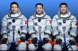 Trung Quốc đưa người lên xây trạm vũ trụ