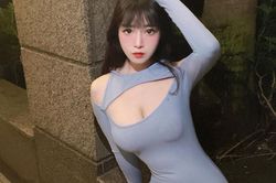 Dạy học online, cô giáo gây sốc vì gu thời trang quá đỗi sexy