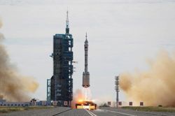 Trung Quốc phóng thành công tàu vũ trụ có phi hành đoàn Shenzhou-12