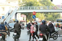 Cầu đi bộ tiền tỉ bị 'ngó lơ'