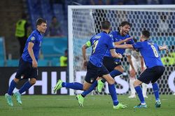 Italy trở thành đội đầu tiên vượt qua vòng bảng sau trận thắng Thụy Sĩ