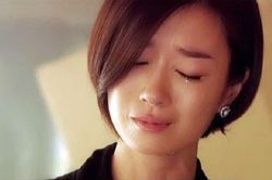 Chồng gọi điện bắt tôi sang tên cuốn sổ tiết kiệm 4 tỷ cho mẹ chồng đứng tên, tôi choáng váng khi biết lý do phía sau