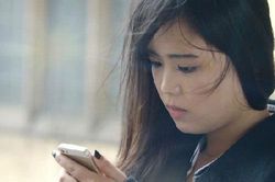 Biết tin chồng đến bệnh viện, tôi vội vã tới thì chết sững khi thấy anh đang dìu một người phụ nữ khác