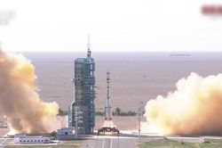 Trung Quốc phóng thành công tàu vũ trụ đưa 3 phi hành gia lên không gian sống 3 tháng