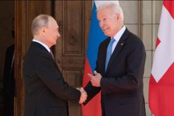 Cận cảnh cái bắt tay của ông Biden và Putin trong cuộc gặp lịch sử