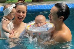 Hồ Ngọc Hà tập bơi cho Lisa & Leon, Leon tung tẩy dưới nước ai nhìn cũng phì cười