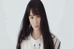 Lưu Diệc Phi trẻ trung hơn khi để tóc mái Nhật