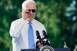 Tổng thống Mỹ Biden tặng ông Putin quà 'lạ'