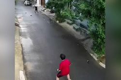 Cú sút bóng thần sầu làm vỡ tan camera hàng xóm