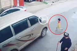 Bé trai lao ra đường suýt bị ô tô đâm trúng, soi camera an ninh phụ huynh 'tái mặt'