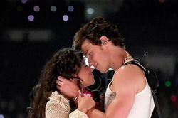Để biết Shawn Mendes - Camila Cabello yêu nhau đậm sâu thế nào, hãy xem cách họ nhìn nhau!