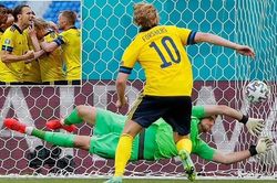 Thụy Điển chật vật hạ Slovakia nhờ bàn thắng từ phạt đền