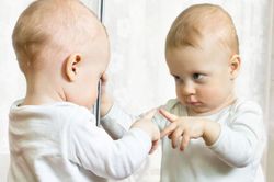 Vì sao ta nhìn thấy mình trong gương?