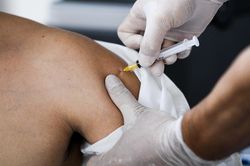 Sớm bổ sung đối tượng ưu tiên tiêm vaccine Covid-19