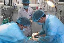 Bé con chào đời 'thần kỳ' từ người mẹ mang thai 37 tuần bị TNGT chấn thương não, hôn mê