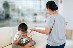 Dạy con trong gia đình: Nên nghiêm khắc hay dân chủ?