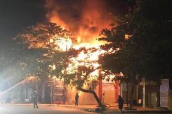 Cháy cửa hàng vật liệu sắt trong đêm, thiệt hại hàng trăm triệu đồng