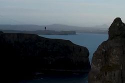 Chàng trai mạo hiểm đi bộ trên dây giữa 2 vách đá ở Scotland