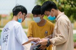 Lo con trượt lớp 10 công lập, phụ huynh đổ xô tìm trường tư thục tốt