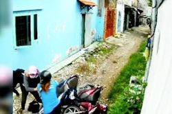 Bị 2 tên cướp áp sát giật tài sản trong con hẻm nhỏ, cô gái trẻ có pha phản đòn 'cực gắt'