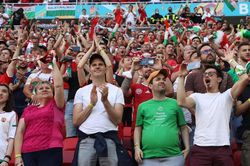 Lý do gần 70.000 CĐV Hungary lấp đầy sân bóng dù không đeo khẩu trang