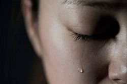 Mở tủ mẹ chồng, tôi phát hiện sự thật không lạnh mà run