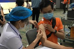 TP.HCM tiêm vắc xin phòng Covid-19 cho toàn bộ giáo viên, nhân viên ngành GD