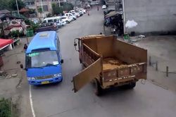 Xe buýt bị 'vả' vỡ kính lái bởi cửa sau xe ben tuột