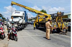 Tạm giữ tài xế ngáo đá chống đối cảnh sát, gây tai nạn trên QL1