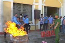 Cam Lộ: Huấn luyện nghiệp vụ PCCC cho cán bộ Ban quản lý chợ và tiểu thương