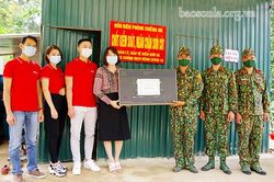 Tiếp nhận quà cho các chốt phòng, chống dịch COVID-19 trên biên giới