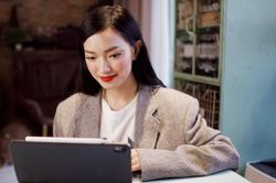 Ở nhà chống dịch, Châu Bùi chia sẻ bí kíp 'work from home' để kiếm thêm thu nhập