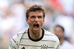 Ngày Muller làm lu mờ Ronaldo