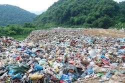 Phú Thọ: Người dân khốn khổ vì 'sống chung' với 'núi rác khổng lồ'