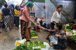 Hỗn loạn do thiếu tiền mặt bao trùm bóng tối lên khắp Myanmar