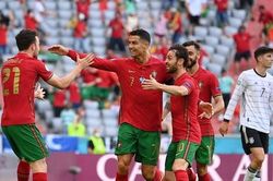 Tăng tốc như mãnh thú xé lưới tuyển Đức, Ronaldo đi vào lịch sử