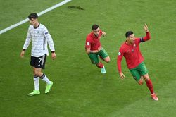 Ronaldo chạy 'xé gió' phá dớp trước Đức, lập kỷ lục khủng