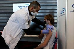 Điểm khác biệt ở hai quốc gia có chiến lược tiêm vaccine COVID-19 thành công