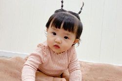 Đông Nhi lại 'bày trò' với con gái Winnie, nhìn hai chiếc sừng trên đầu cô bé mà bật cười