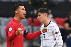 Ronaldo san bằng kỷ lục ghi bàn của huyền thoại bóng đá Đức